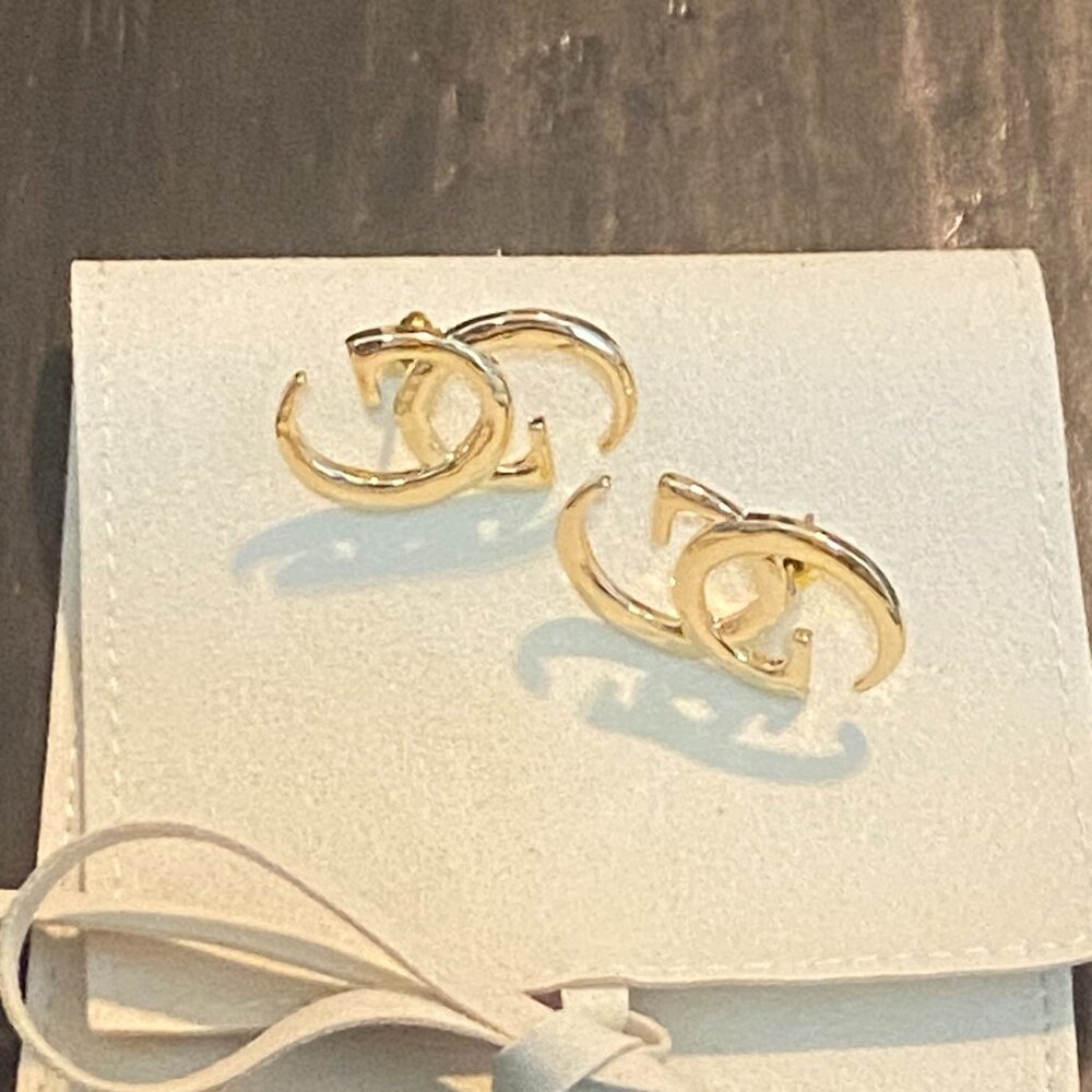 Chic Gucci Hammered Texture GG Gold Earrings - Picture 3 of 5